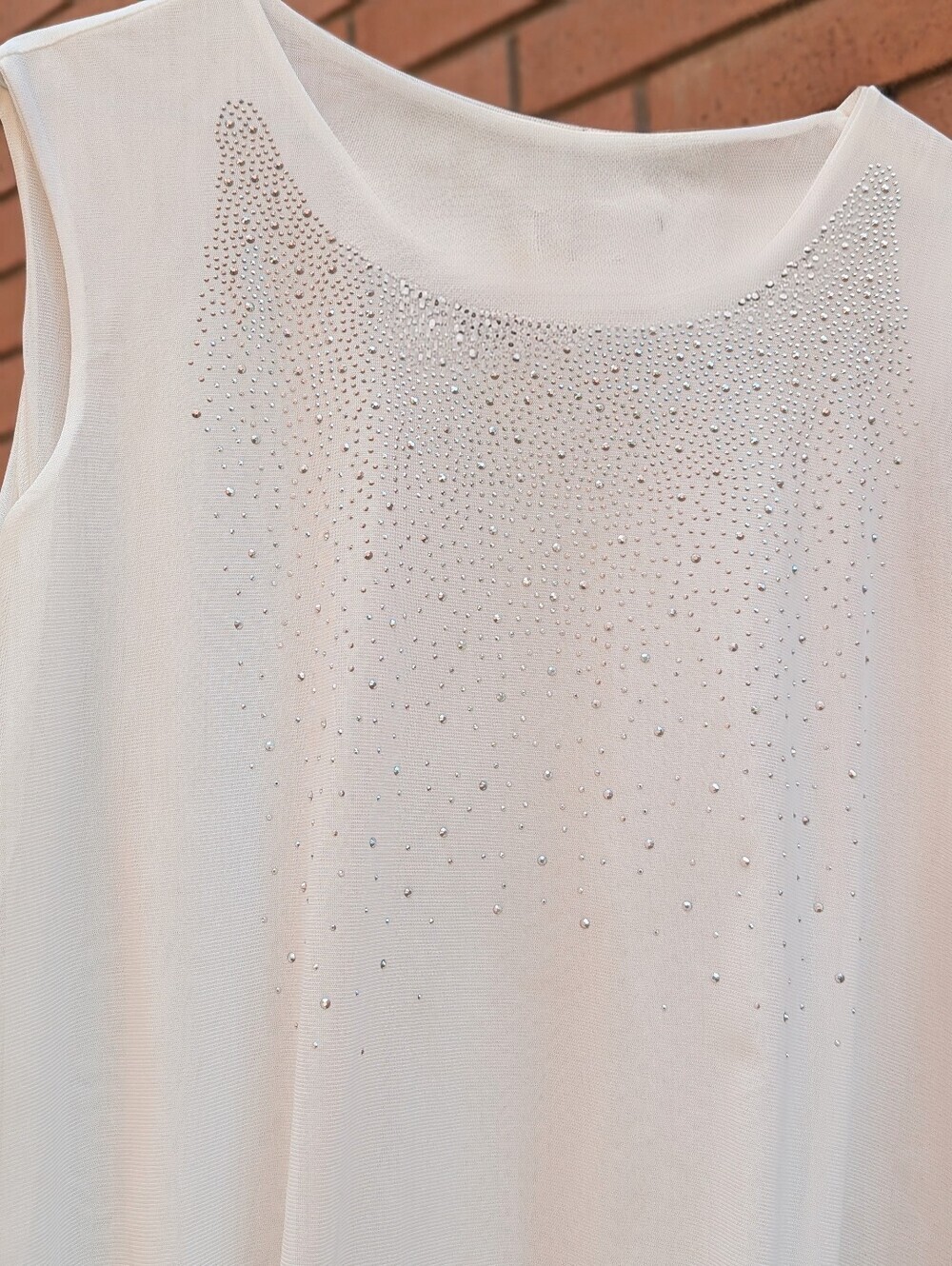NWT Women's White Sleeveless Chiffon Blouse w/Rhinestones & Assymetrical Hem - Picture 4 of 14